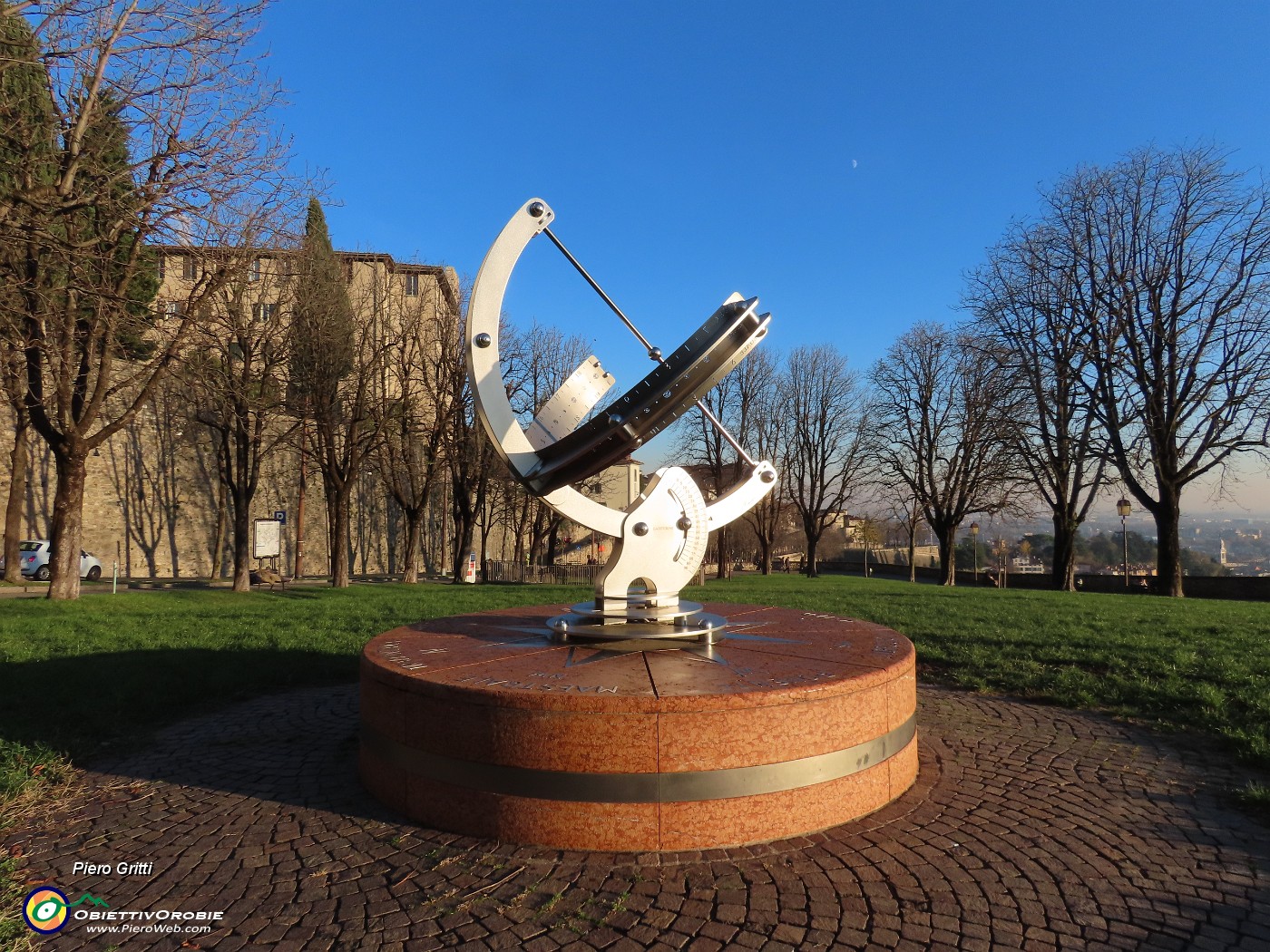 66 Astrolabio sugli spalti delle mura venete.JPG